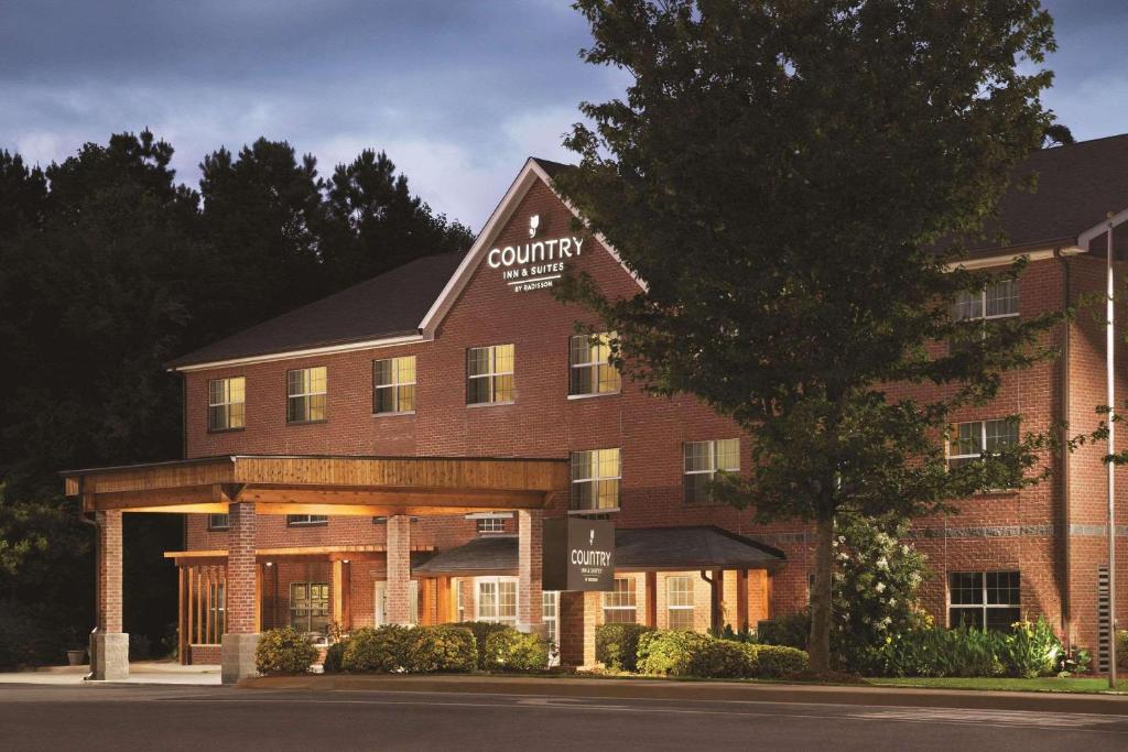 a hotel building with a sign that reads comfort inn at Country Inn & Suites by Radisson, Newnan, GA in Newnan