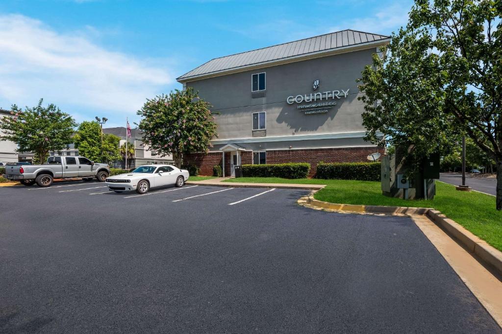 une voiture garée dans un parking en face d'un bâtiment dans l'établissement Country Inn & Suites by Radisson, Augusta at I-20, GA, à Augusta