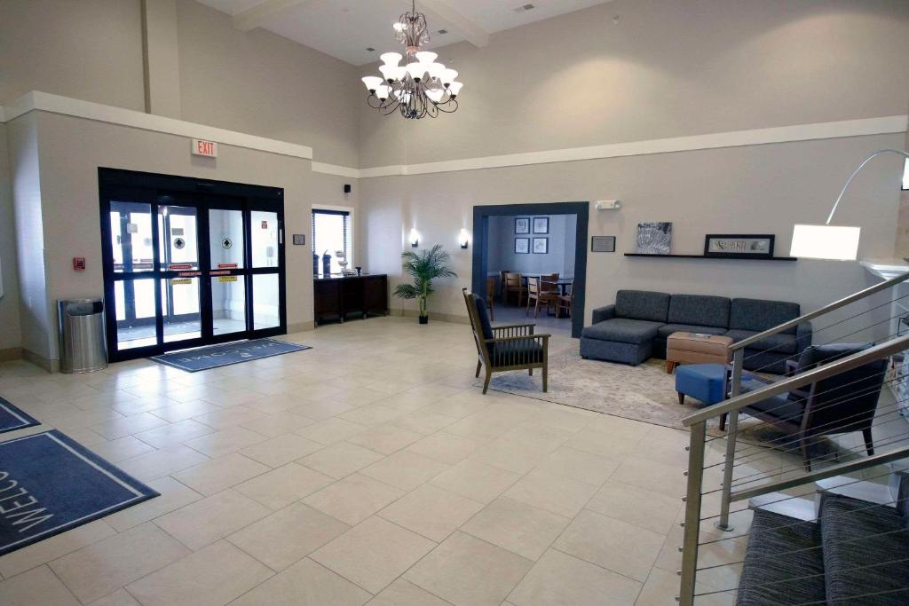 Ein Bett oder Betten in einem Zimmer der Unterkunft Country Inn &amp; Suites by Radisson, Council Bluffs, IA