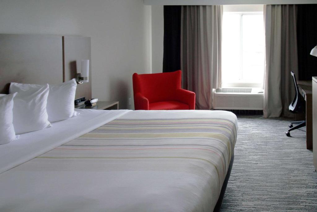 Ein Bett oder Betten in einem Zimmer der Unterkunft Country Inn &amp; Suites by Radisson, Council Bluffs, IA