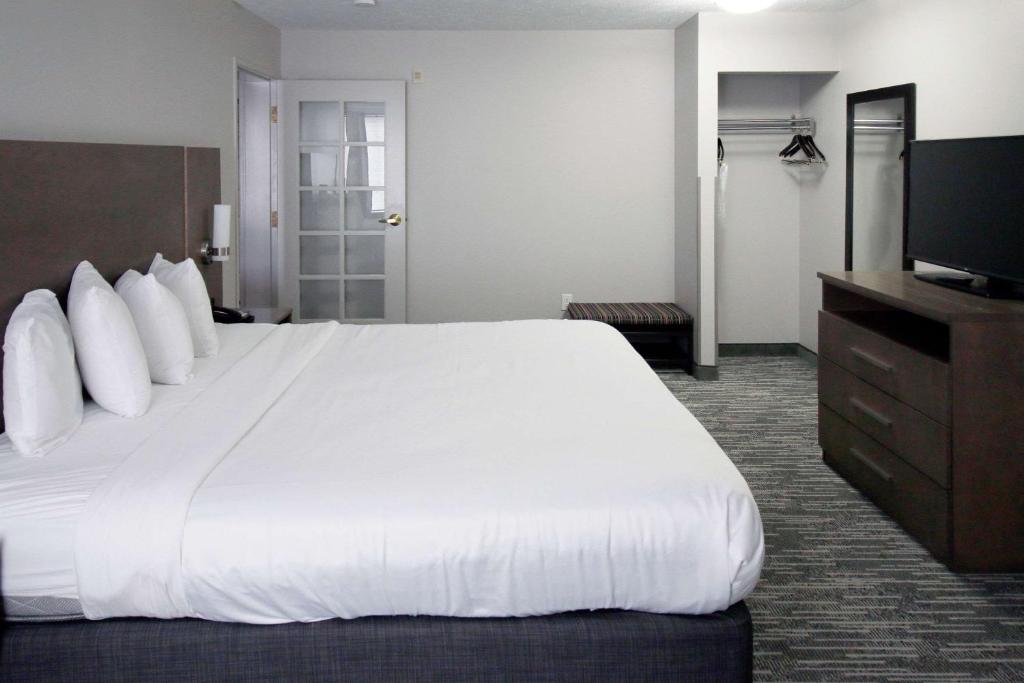 Ein Bett oder Betten in einem Zimmer der Unterkunft Country Inn &amp; Suites by Radisson, Council Bluffs, IA