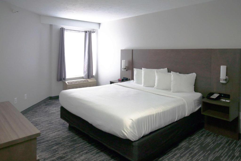 Ein Bett oder Betten in einem Zimmer der Unterkunft Country Inn &amp; Suites by Radisson, Council Bluffs, IA