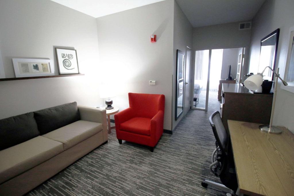 Ein Sitzbereich in der Unterkunft Country Inn &amp; Suites by Radisson, Council Bluffs, IA
