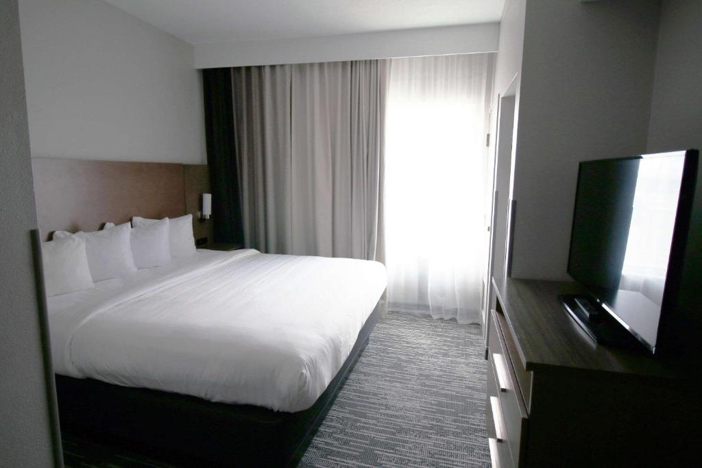 TV&#47;Unterhaltungsangebot in der Unterkunft Country Inn &amp; Suites by Radisson, Council Bluffs, IA
