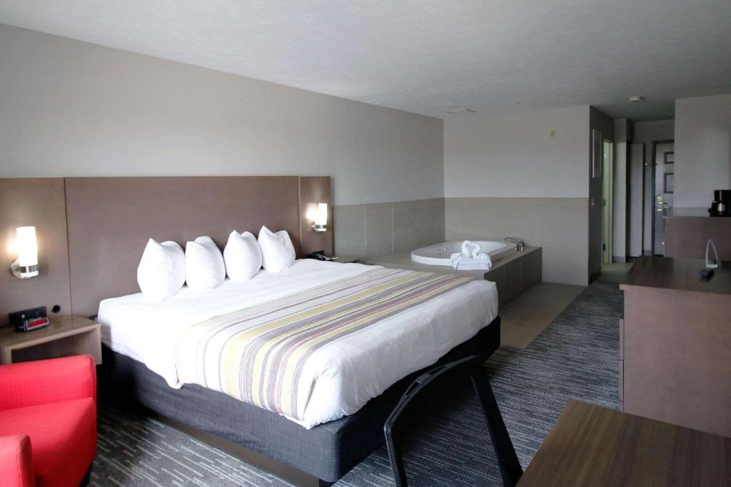 Ein Bett oder Betten in einem Zimmer der Unterkunft Country Inn &amp; Suites by Radisson, Council Bluffs, IA