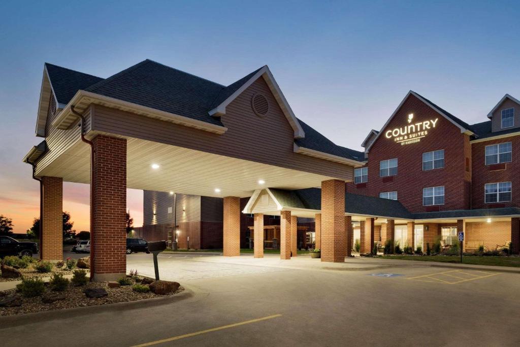 Hotel Ariott con un estacionamiento delante de él en Country Inn & Suites by Radisson, Coralville, IA en Coralville