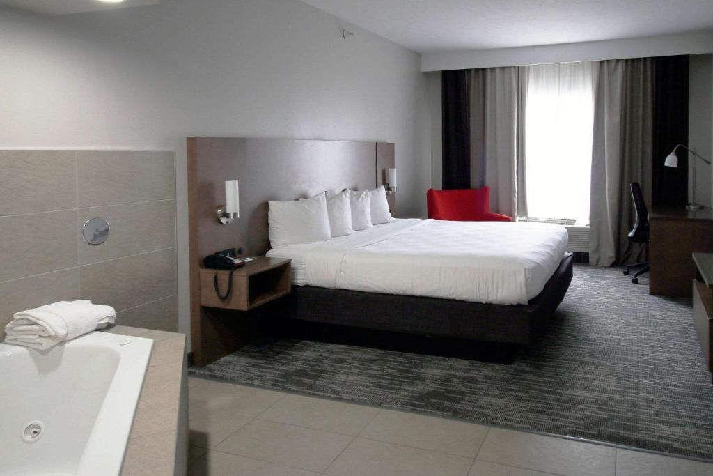 Ein Bett oder Betten in einem Zimmer der Unterkunft Country Inn &amp; Suites by Radisson, Council Bluffs, IA