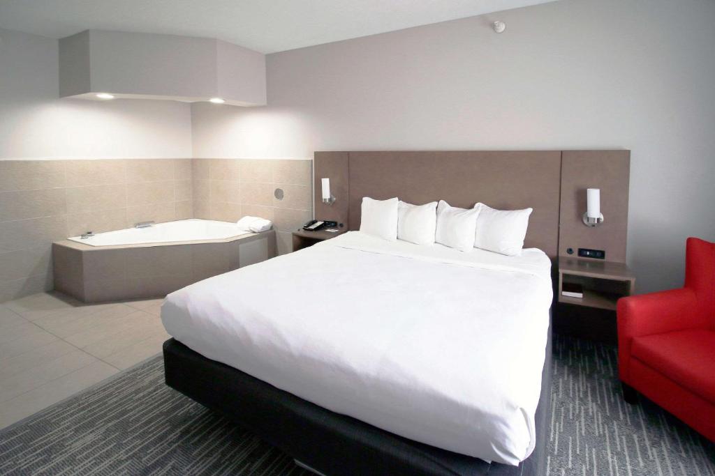 Ein Bett oder Betten in einem Zimmer der Unterkunft Country Inn &amp; Suites by Radisson, Council Bluffs, IA