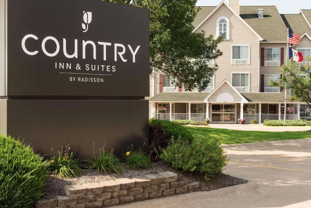 una señal para una posada y suites comunitarias en Country Inn & Suites by Radisson, Davenport, IA en Davenport