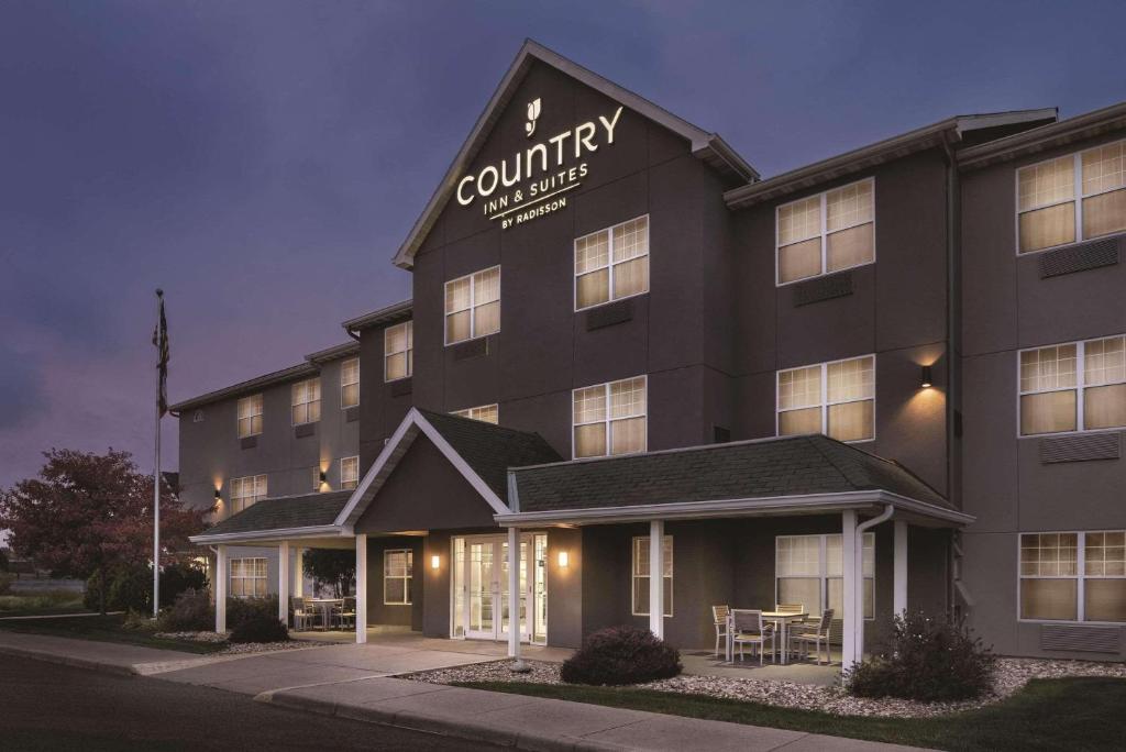 un edificio con un cartello sulla parte anteriore di Country Inn & Suites by Radisson, Waterloo, IA a Waterloo