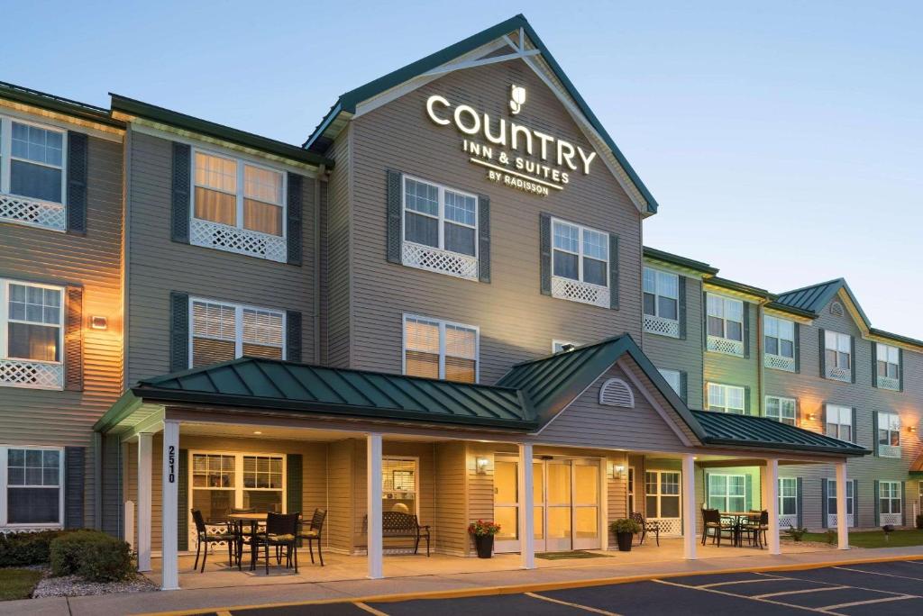 a view of a building with a courtyard inn and suites at Country Inn & Suites by Radisson, Ankeny, IA in Ankeny