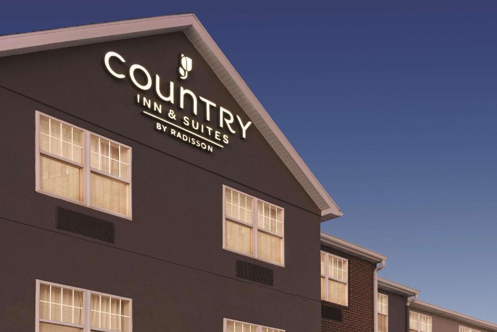 un bâtiment noir avec un panneau sur son côté dans l'établissement Country Inn & Suites by Radisson, Dubuque, IA, à Dubuque