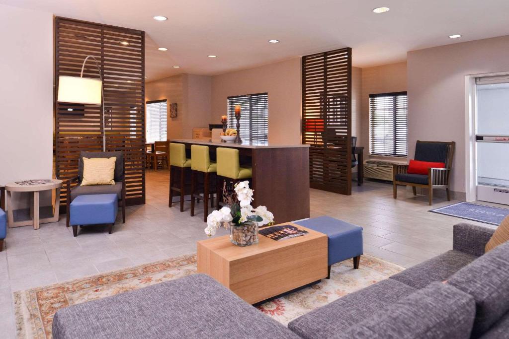 Country Inn & Suites by Radisson, Omaha Airport, IAにあるシーティングエリア