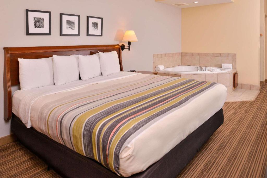 Country Inn & Suites by Radisson, Omaha Airport, IAにあるベッド