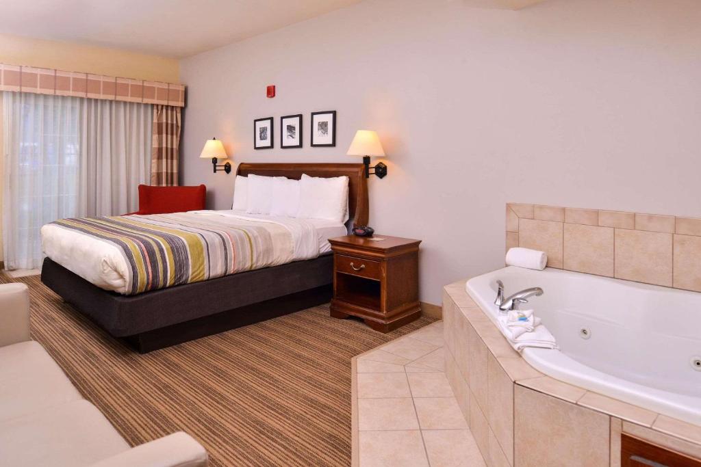 Country Inn & Suites by Radisson, Omaha Airport, IAにあるベッド