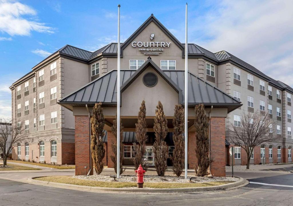 un edificio con una boca de incendios roja delante de él en Country Inn & Suites by Radisson, Elk Grove Village-Itasca, en Elk Grove Village