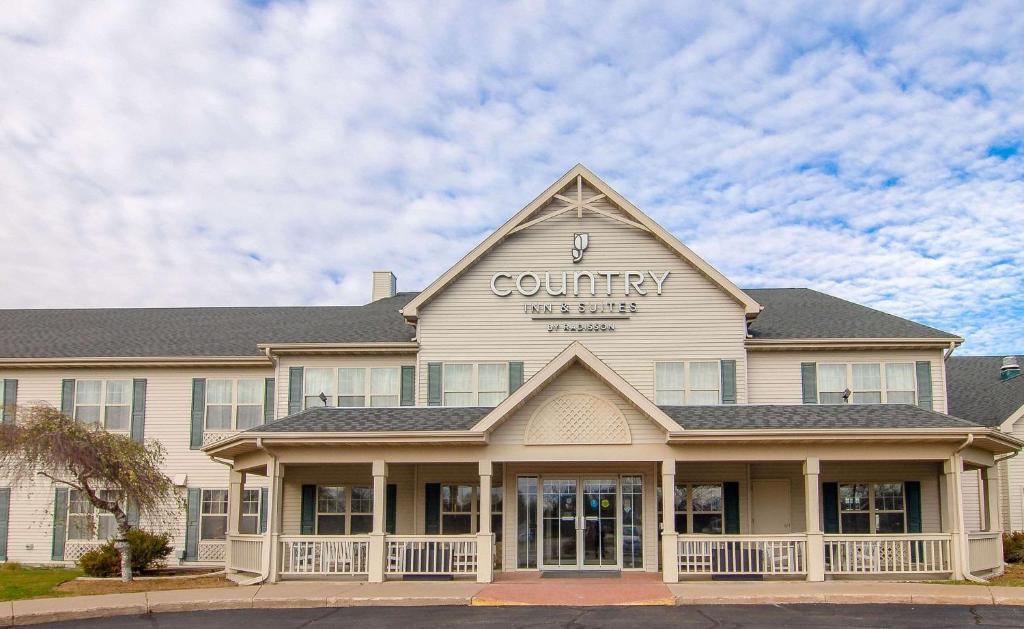 un edificio con un cartel del condado encima en Country Inn & Suites by Radisson, Stockton, IL, en Stockton