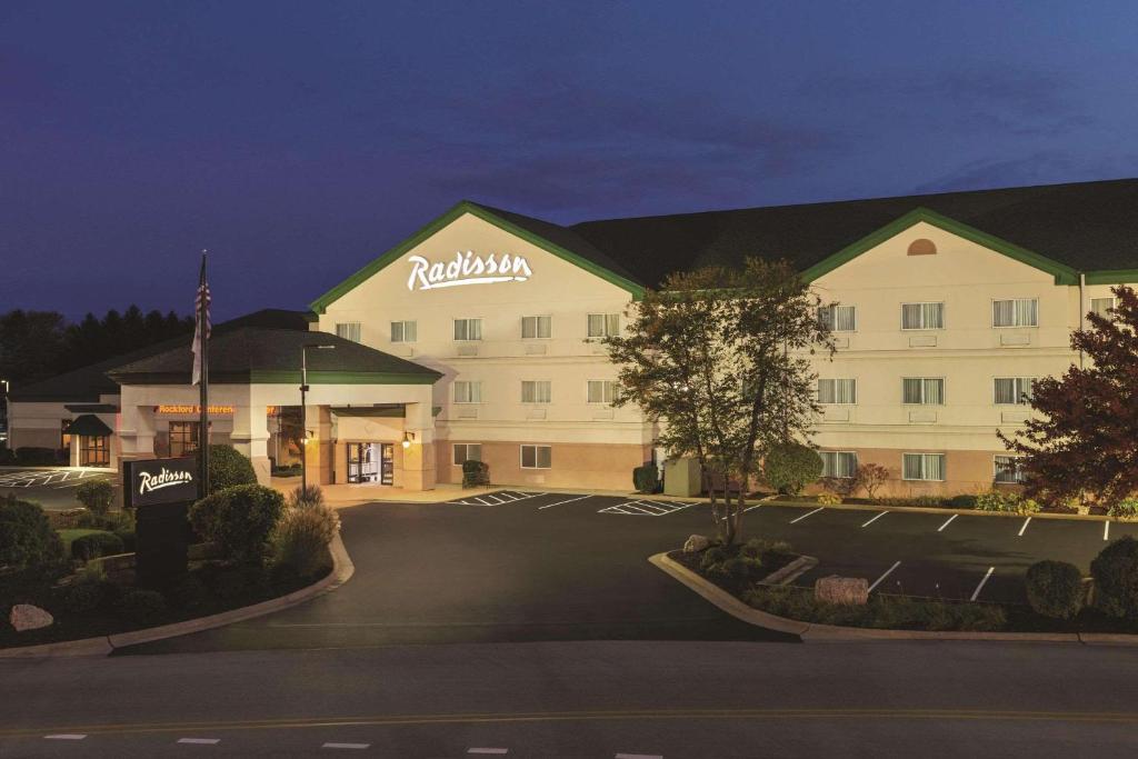 hotel z znakiem na boku budynku w obiekcie Radisson Hotel & Conference Center Rockford w mieście Rockford