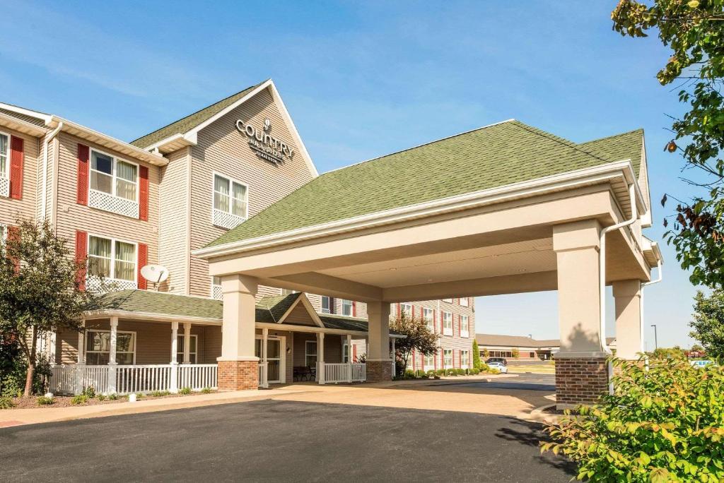 una vista frontal de un hotel con aparcamiento en Country Inn & Suites by Radisson, Peoria North, IL, en Peoria