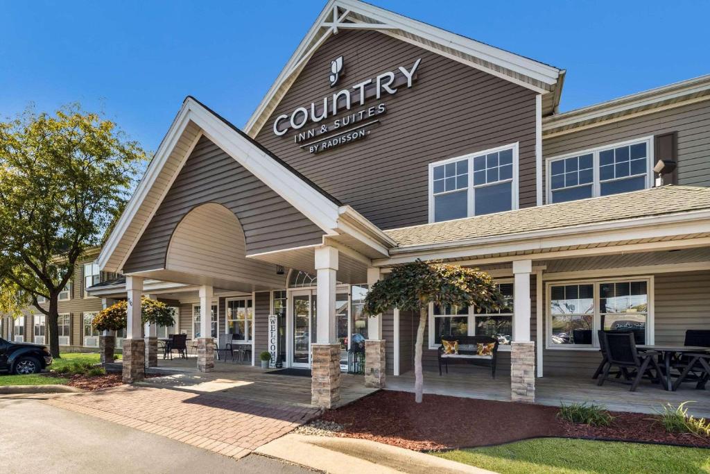 Country Inn & Suites by Radisson, Freeport, IL في Freeport: محل امام مبنى عليه لافته