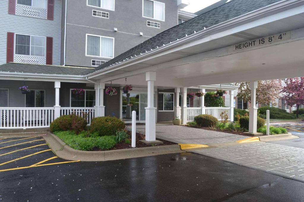 Un estacionamiento vacío frente a un edificio en Country Inn &amp; Suites by Radisson, Gurnee, IL, en Gurnee