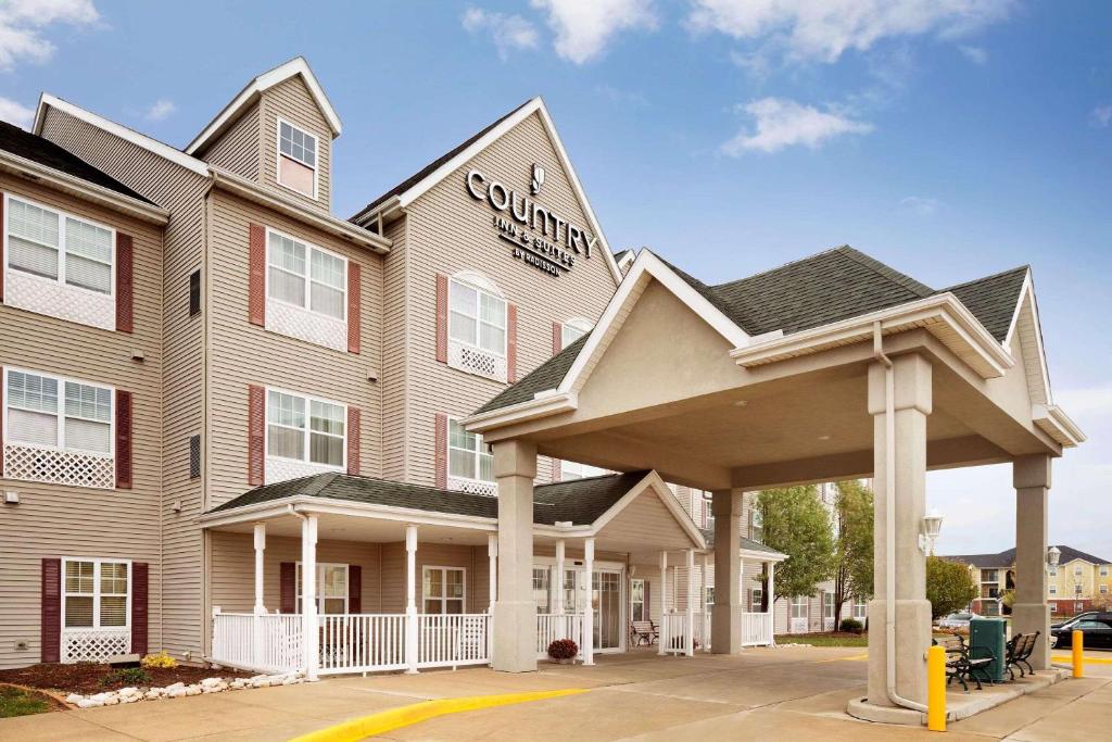 a hotel with a sign that reads south inn at Country Inn & Suites by Radisson, Champaign North, IL in Champaign