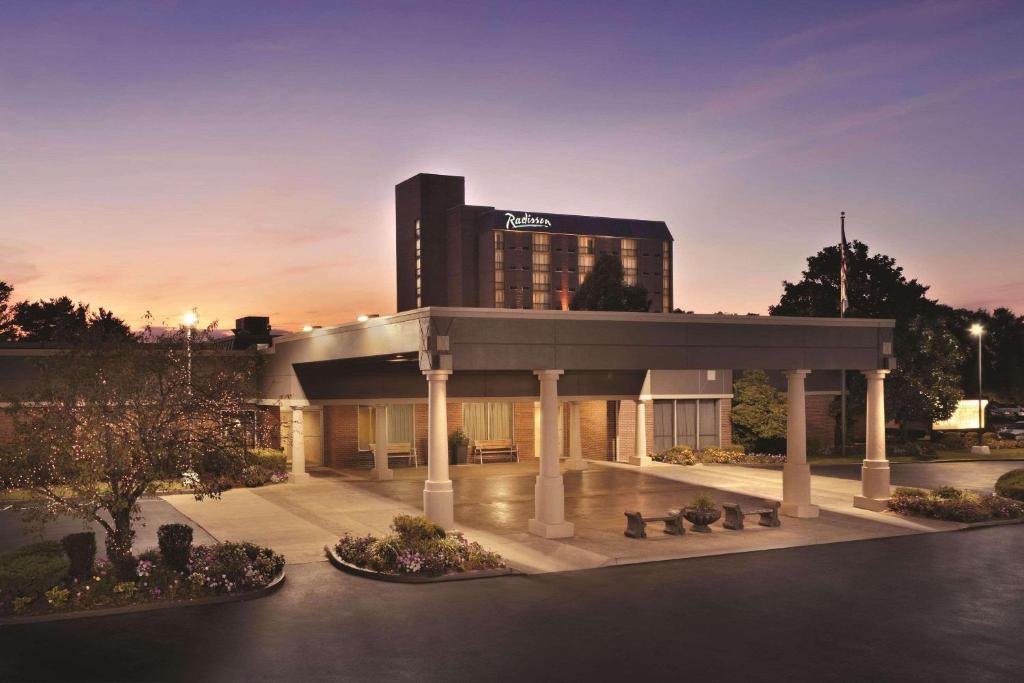 eine Darstellung eines Gebäudes mit einem Gebäude in der Unterkunft Radisson Hotel Louisville North in Jeffersonville