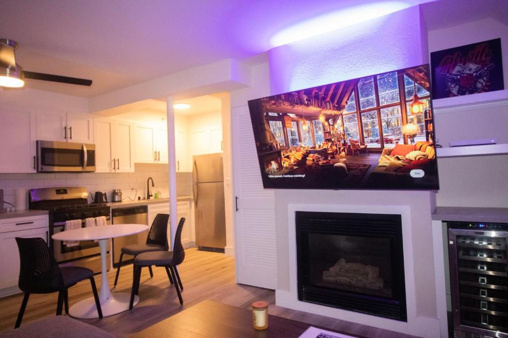 sala de estar con chimenea y TV de pantalla plana en Ocean Way One Bedroom, en Los Ángeles