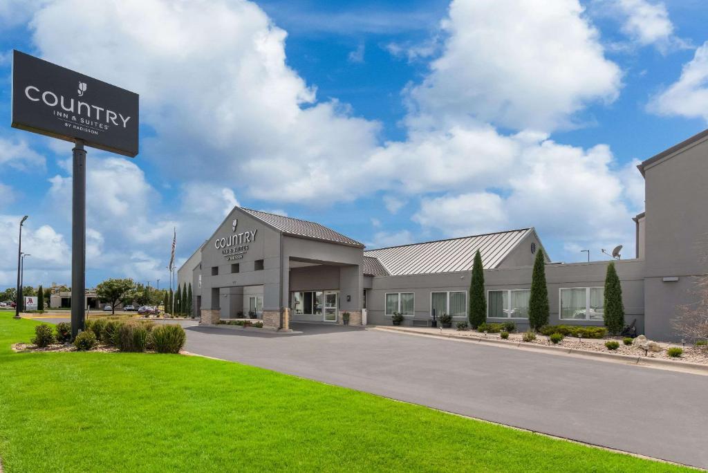 un bâtiment avec un panneau indiquant la rue devant lui dans l'établissement Country Inn & Suites by Radisson, Wichita East, KS, à Wichita