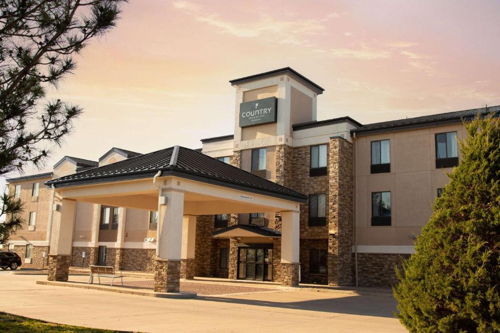 花園城的住宿－Country Inn & Suites by Radisson, Garden City, KS，大楼前设有凉亭的酒店