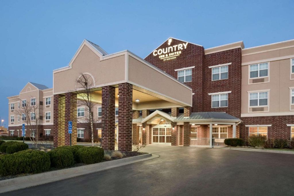 hotel z napisem z przodu w obiekcie Country Inn & Suites by Radisson, Kansas City at Village West, KS w mieście Kansas City