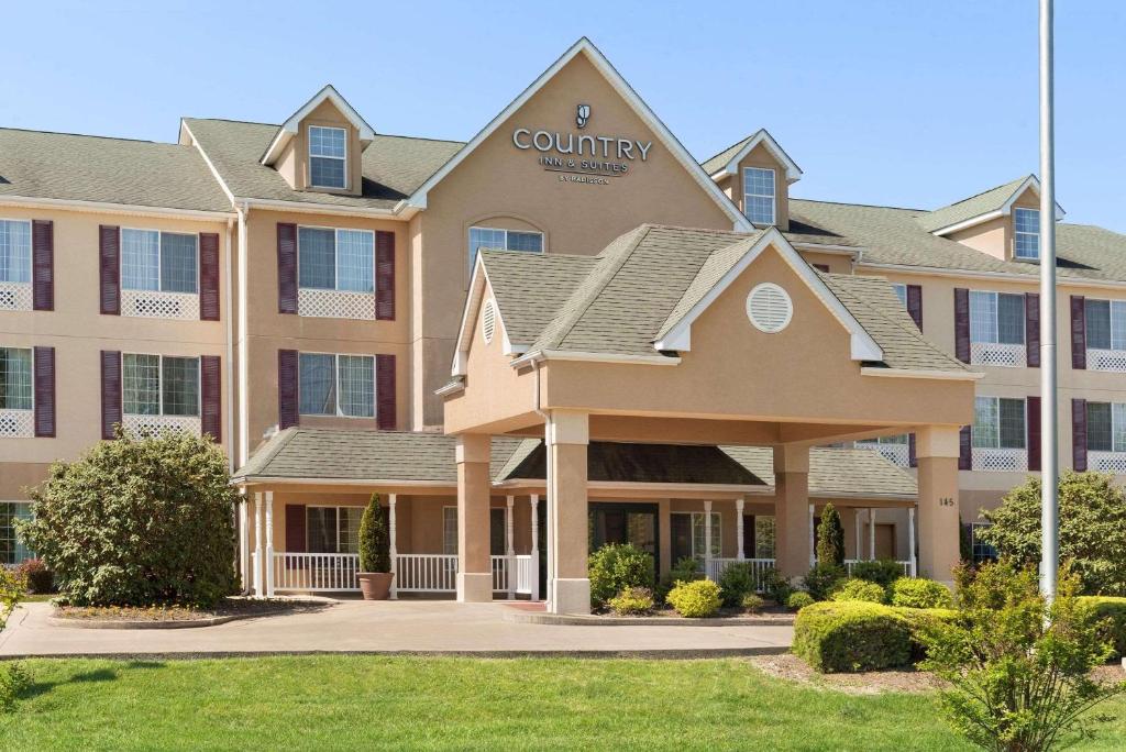 an exterior view of a building with a courtyard at Country Inn & Suites by Radisson, Paducah, KY in Paducah