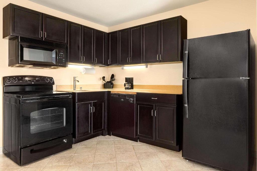 Country Inn & Suites by Radisson, Bowling Green, KY - Efficiency King Suite Met Bankbed - Niet Roken