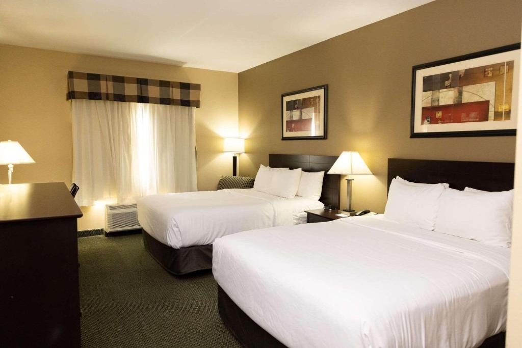 Habitación de hotel con 2 camas y 2 lámparas en Country Inn & Suites by Radisson, Elizabethtown, KY, en Elizabethtown