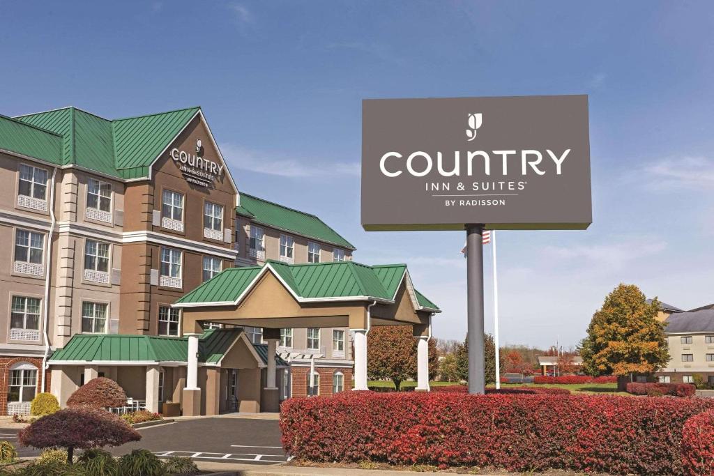 a sign for a courtyard inn and suites at Country Inn & Suites by Radisson, Georgetown, KY in Georgetown