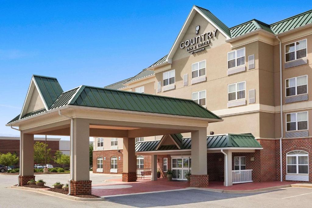 a front view of a hotel with a gazebo at Country Inn & Suites by Radisson, Lexington Park (Patuxent River Naval Air Station), MD in California