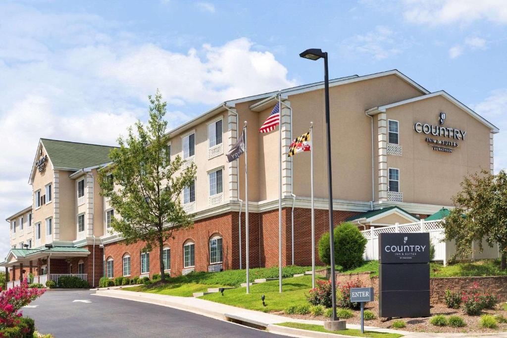 a rendering of a courtyard inn at Country Inn & Suites by Radisson, Bel Air-Aberdeen, MD in Bel Air