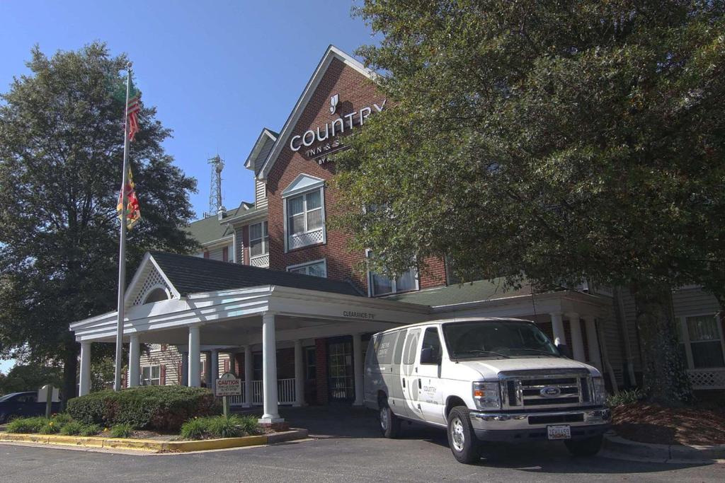une camionnette blanche garée devant un bâtiment dans l'établissement Country Inn & Suites by Radisson, Annapolis, MD, à Annapolis