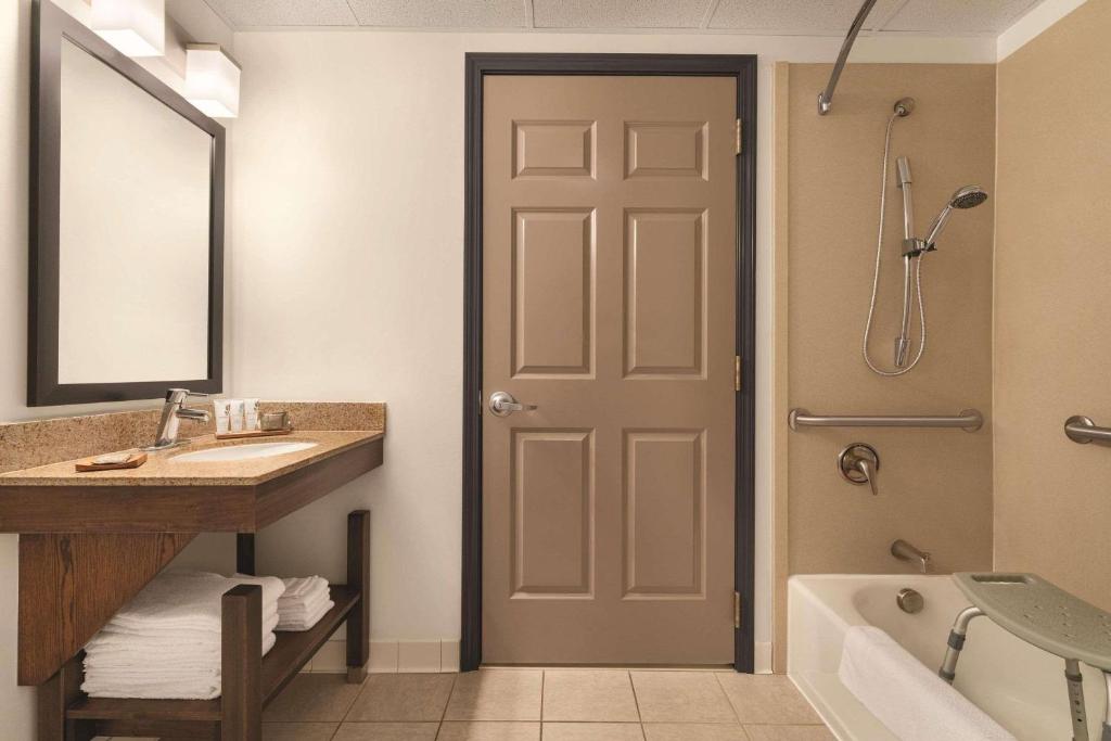 Country Inn & Suites by Radisson, Grand Rapids East, MI photo