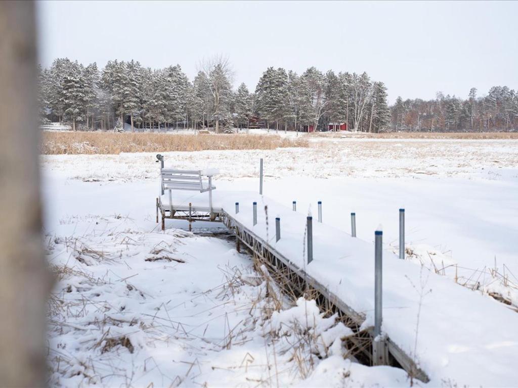 een bank op een steiger in een met sneeuw bedekt veld bij Eagles Rest On Whitefish in Pine River
