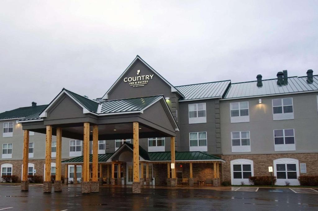 a hotel with a gazebo in a parking lot at Country Inn & Suites by Radisson, Houghton, MI in Houghton