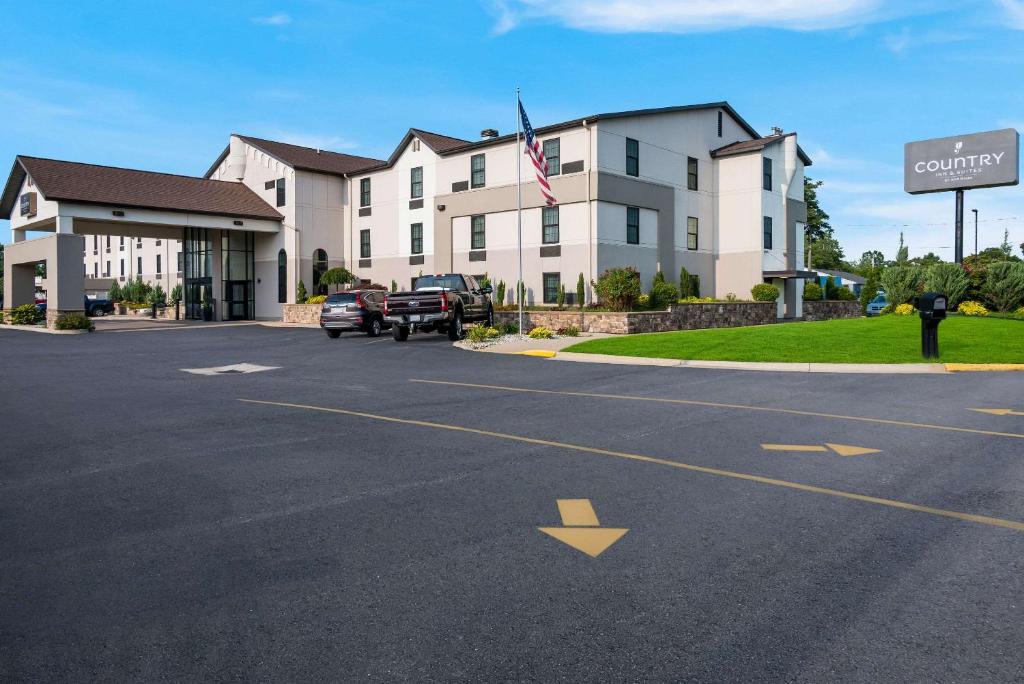 un parking vide devant un bâtiment dans l'établissement Country Inn & Suites by Radisson, Grandville-Grand Rapids West, MI, à Grandville