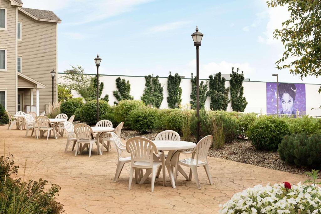 - une rangée de tables et de chaises sur la terrasse dans l'établissement Country Inn & Suites by Radisson, Chanhassen, MN, à Chanhassen