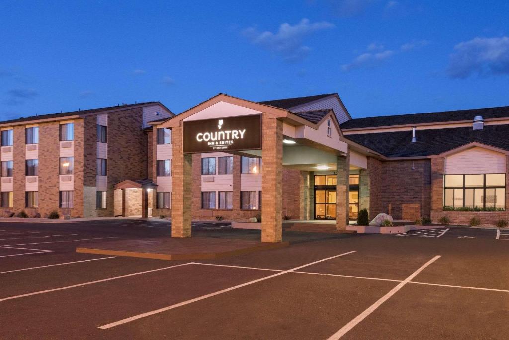 a courtyard inn with a parking lot in front of it at Country Inn & Suites by Radisson, Coon Rapids, MN in Coon Rapids