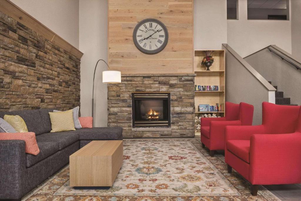 Posezení v ubytování Country Inn & Suites by Radisson, Cottage Grove, MN