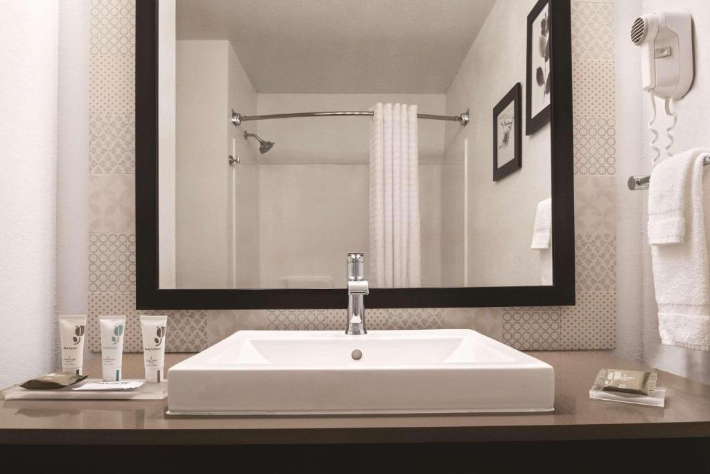 Country Inn & Suites by Radisson, Cottage Grove, MN - Cuarto King