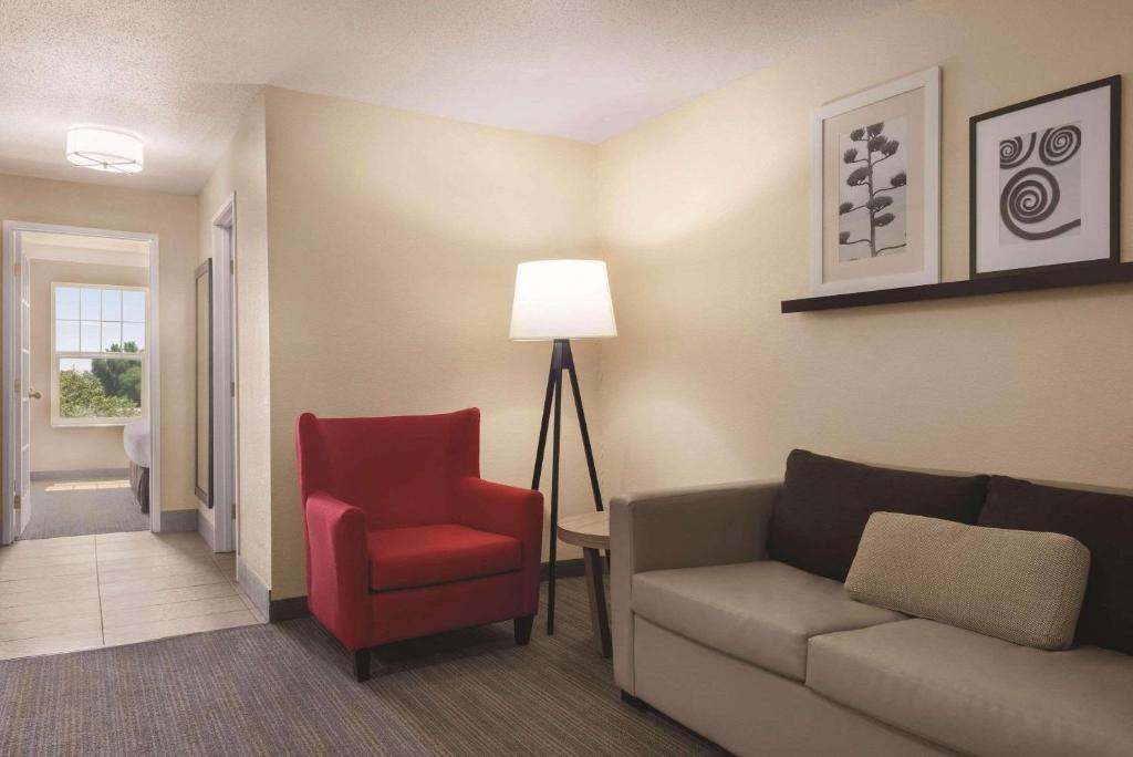Country Inn & Suites by Radisson, Cottage Grove, MN - King Suite - Disability Access/Non Smoking