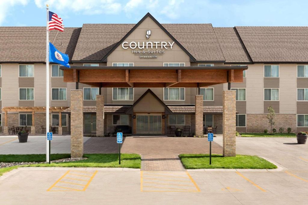 Vorderansicht eines Hotels mit einem Gebäude in der Unterkunft Country Inn & Suites by Radisson, St Cloud West, MN in Saint Cloud