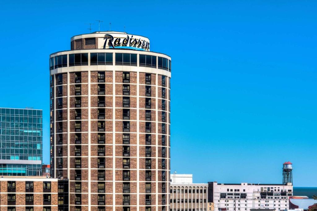 Un grand bâtiment avec un panneau en haut dans l'établissement Radisson Hotel Duluth-Harborview, à Duluth