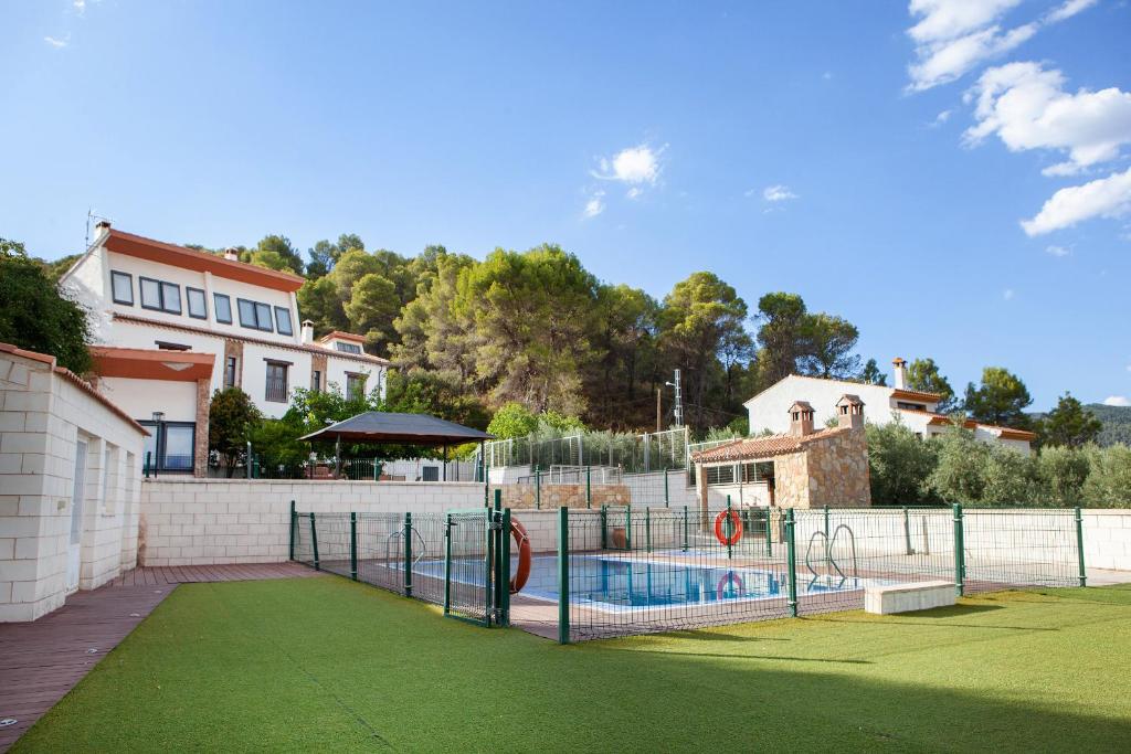 una casa con piscina en un patio en Villarrobles de Altamira, en Cortijos Nuevos